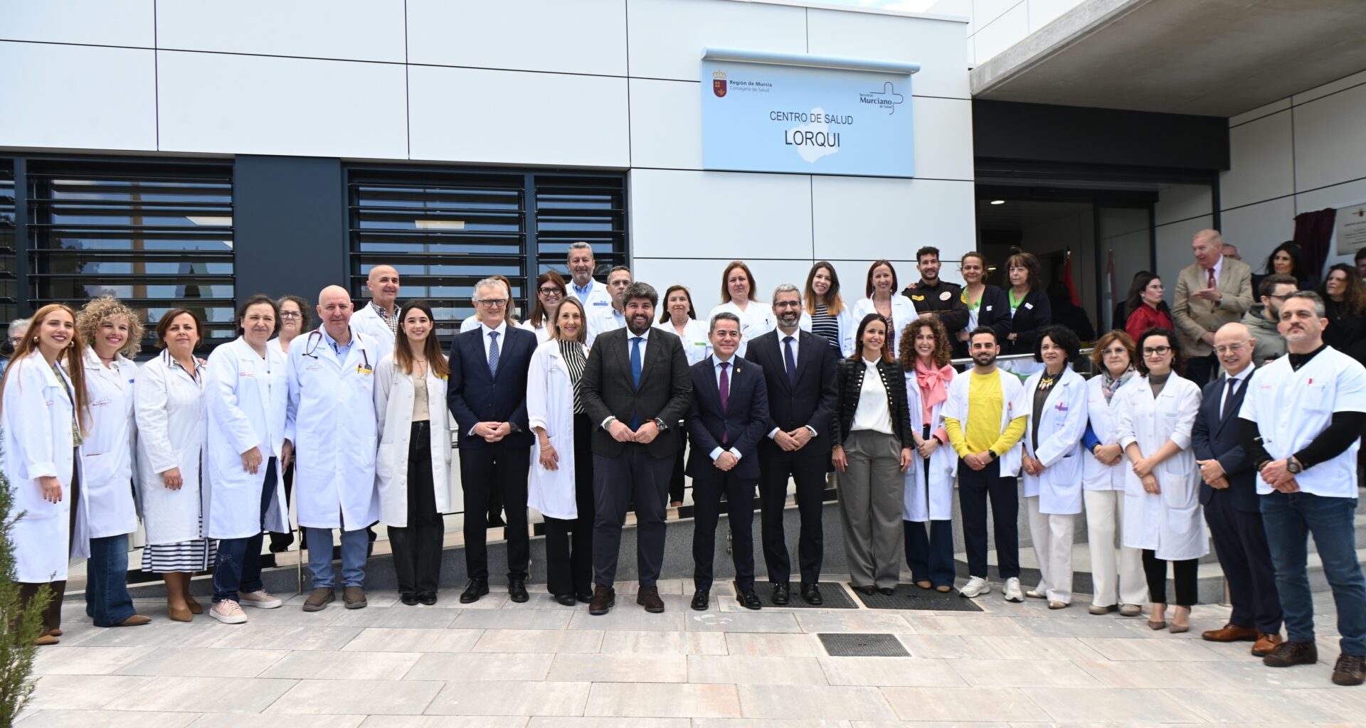 El presidente de la Comunidad, Fernando López Miras, inauguró el nuevo centro de salud de Lorquí.