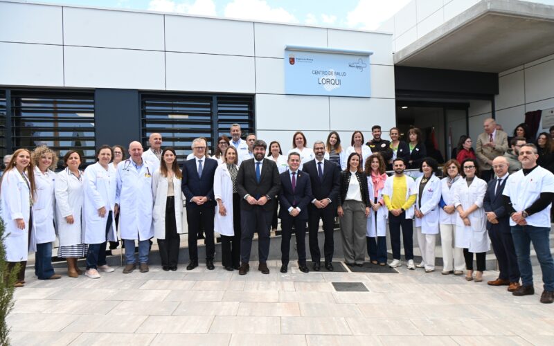 El presidente de la Comunidad, Fernando López Miras, inauguró el nuevo centro de salud de Lorquí.