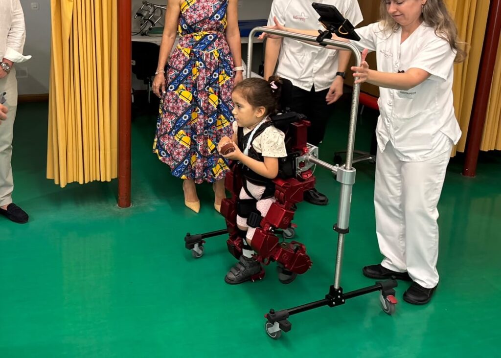 La Arrixaca incorpora un exoesqueleto para niños