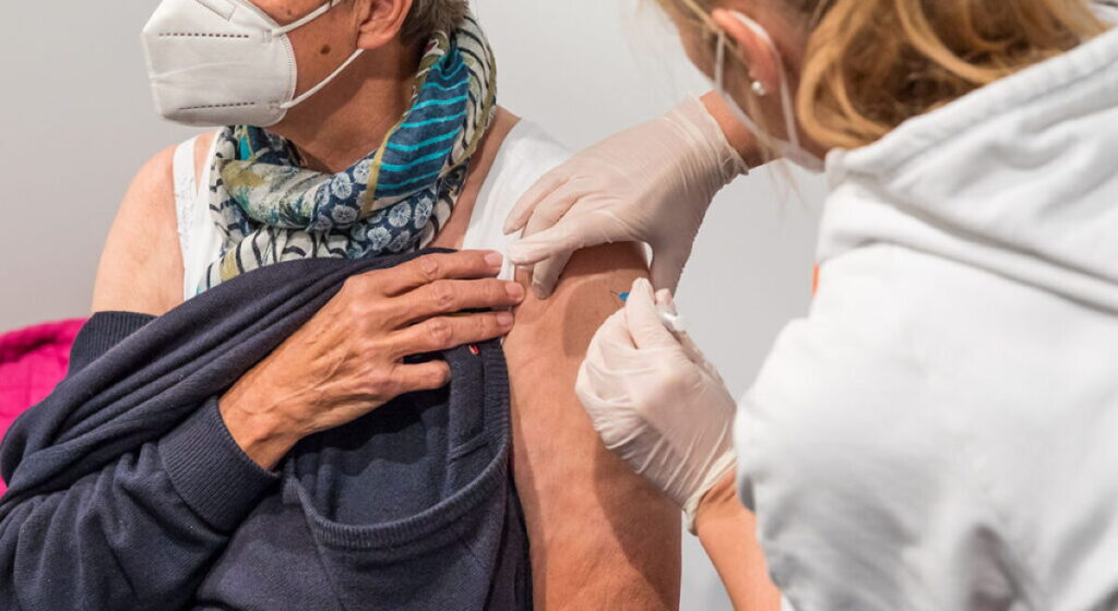 La vacunación debe ser parte de la prevención cardiovascular en las personas mayores