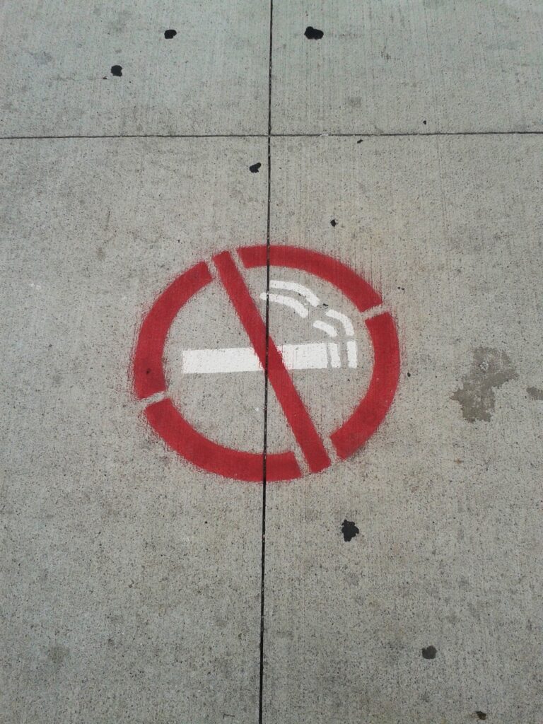 Los menores de edad tendrán prohibido fumar